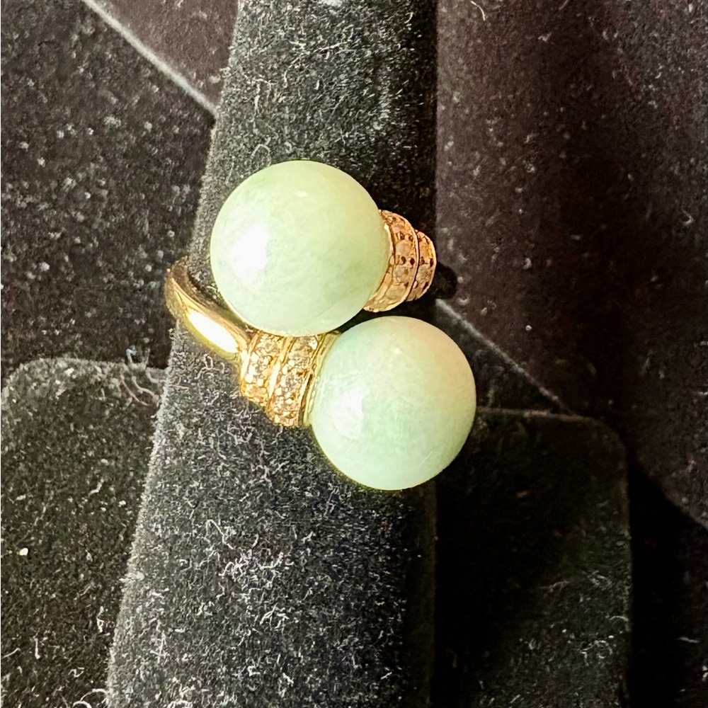 Gold Ring with Pale Green Jade Spheres - Picture 4 of 7